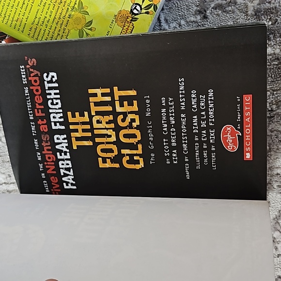 Five Nights at Freddy's- the Fourth Closet graphic novel - Picture 6 of 7